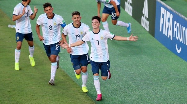 Franco Orozco celebra uno de sus tantos en la victoria ante Tayikistán
