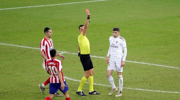 Valverde vio la roja directa por la dura entrada a Morata en la Supercopa española. Foto: EFE