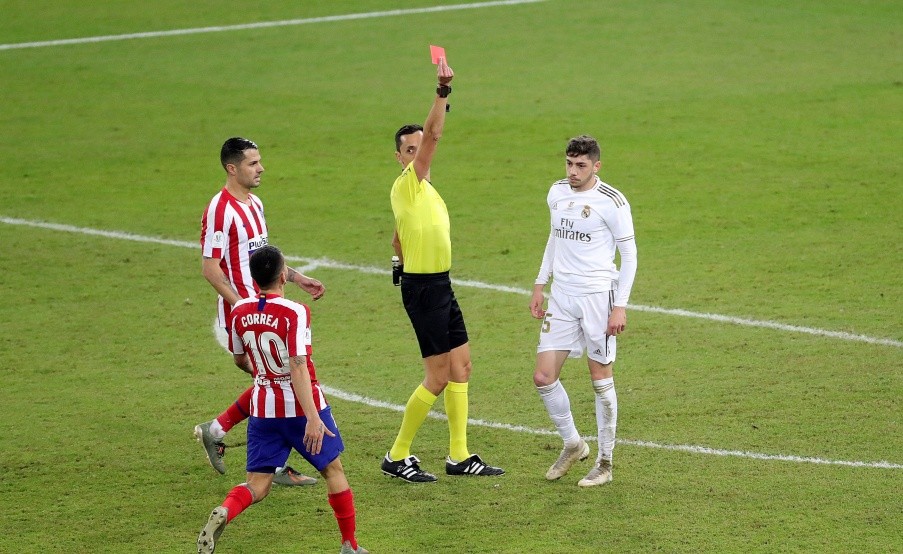 Valverde vio la roja directa por la dura entrada a Morata en la Supercopa española. Foto: EFE