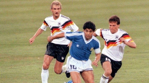 La final del Mundial ante Alemania en 1990 tuvo un claro penal a Gabriel Calderón.