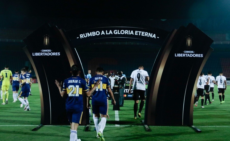 Los jugadores entran al campo de juego para disputar el partido entre Boca y Libertad en la reanudación de la Copa Libertadores(Fotobaires)