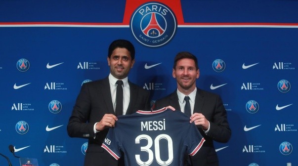 Nasser Al-Khelaïfi y Messi en la presentación