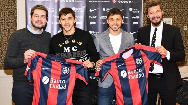 Marcelo Tinelli en la llegada de los hermanos Romero