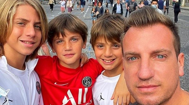 Maxi López junto a sus hijos