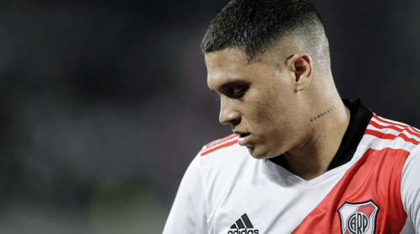 La bomba de Juanfer Quintero que explotó entre los hinchas de River: 