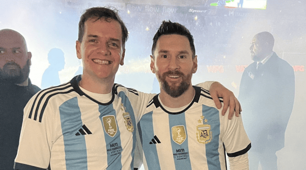 Jero Freixas junto a Lionel Messi.