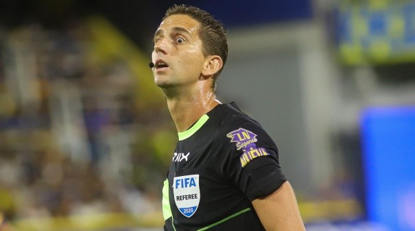 zzzznacd2NOTICIAS ARENTINAS BAIRES, FEBRERO 23: El Arbitro, Nicolás Lamolina durante el partido entre Boca Juniors y Godoy Cruz de Mendoza esta noche en la bombonera. Foto NA: DAMIAN DOPACIO.zzzz