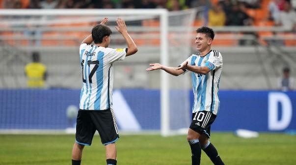 Con un Diablito Echeverri inspirado, Argentina goleó 3-0 a Brasil y es semifinalista
