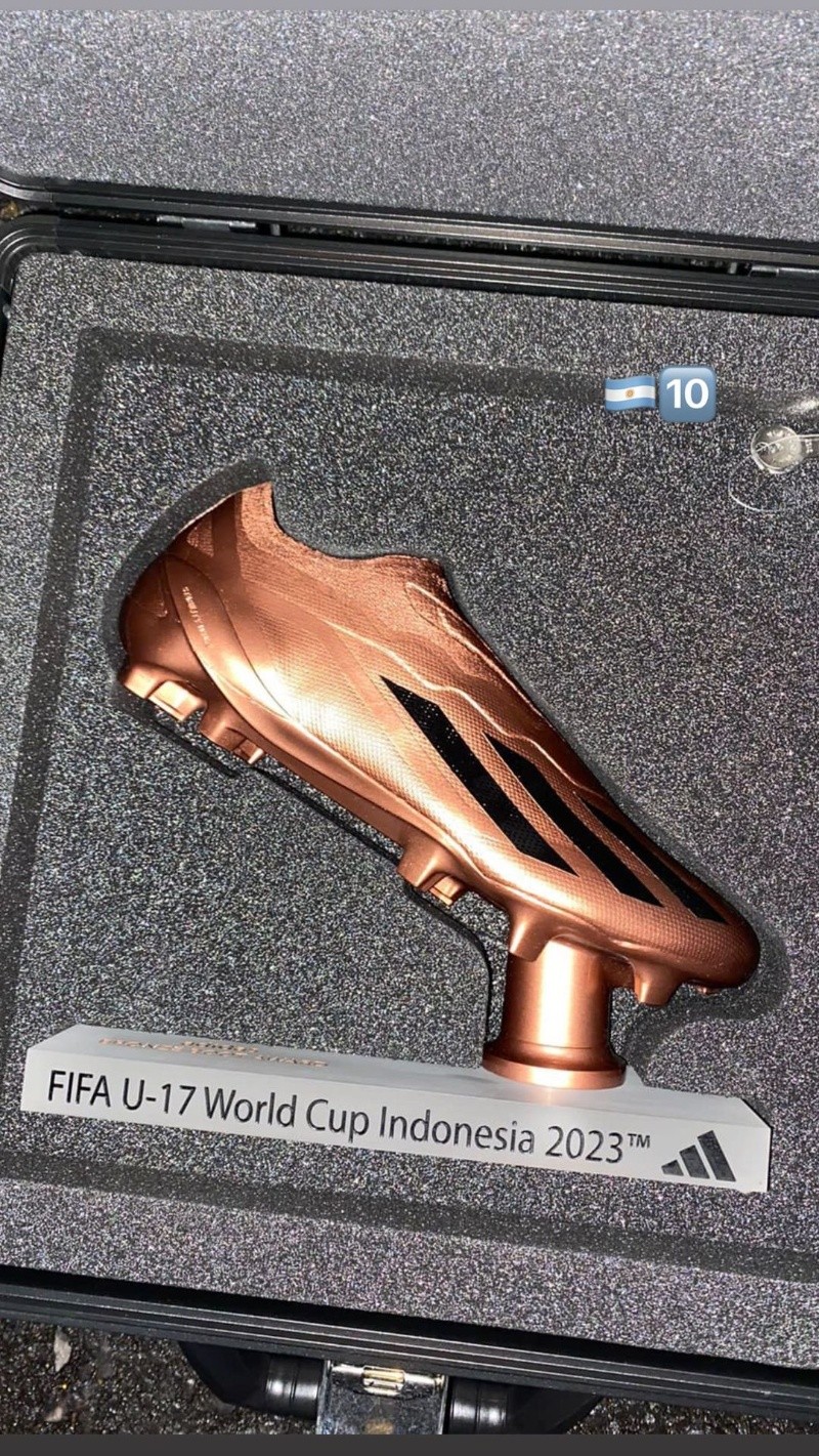 Diablito Echeverri exhibió la Bota de Bronce en el Mundial Sub 17 Diablito Echeverri exhibió la Bota de Bronce en el Mundial Sub 17