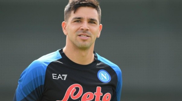 Giovanni Simeone es seguido por un gigante europeo