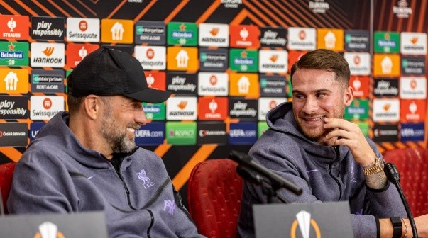 Mac Allister y Klopp en la conferencia de prensa de Liverpool