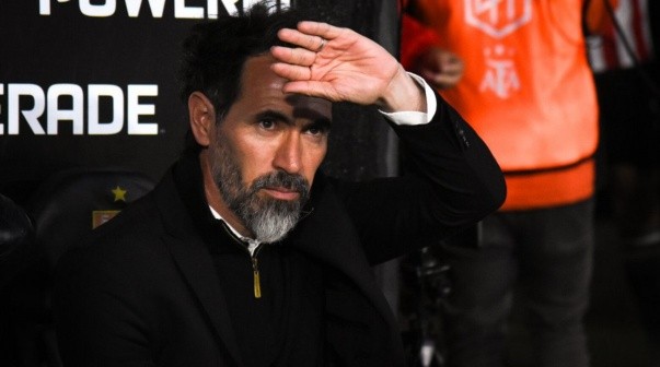 Domínguez explotó contra el arbitraje tras la derrota de Estudiantes: 