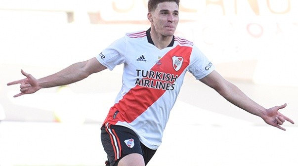 Julián Álvarez posó con la camiseta de un jugador de River