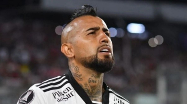 El picante gesto de Arturo Vidal contra Racing que le valió la expulsión en Colo Colo