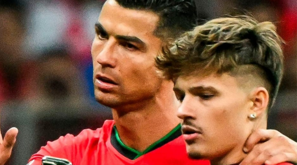 Un hincha saltó a la cancha para tomarse una foto con Cristiano Ronaldo.