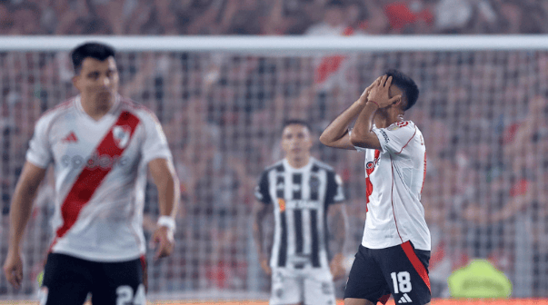 Gonzalo Martinez (d) de River reacciona en un partido de las semifinales de la Copa Libertadores. EFE/ Juan Ignacio Roncoroni - 1