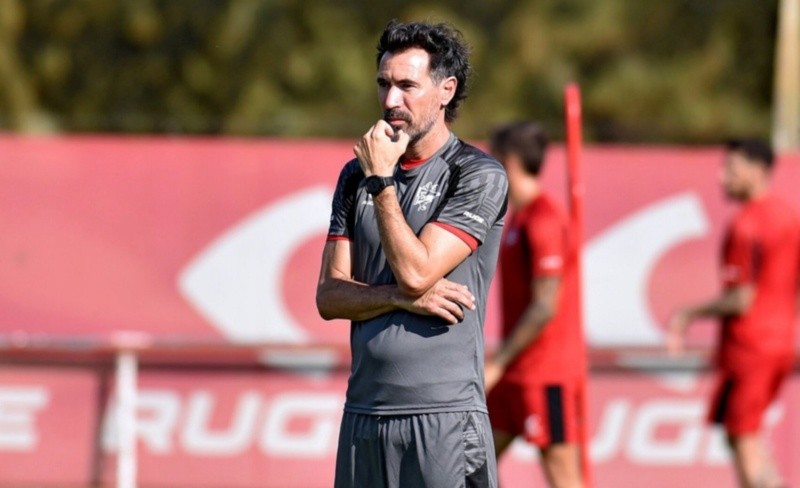  Eduardo Domínguez, caliente tras la caída por goleada de Estudiantes