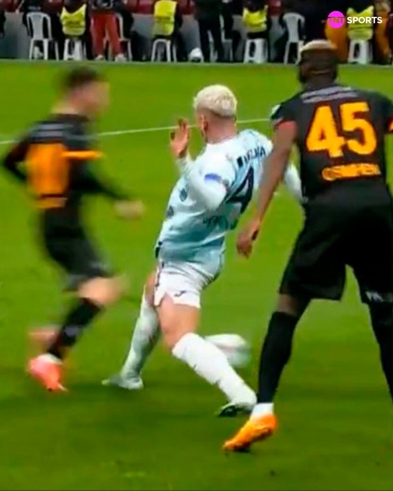 El momento exacto de la infracción entre el Galatasaray y el Adana Demirspor. El momento exacto de la infracción entre el Galatasaray y el Adana Demirspor.