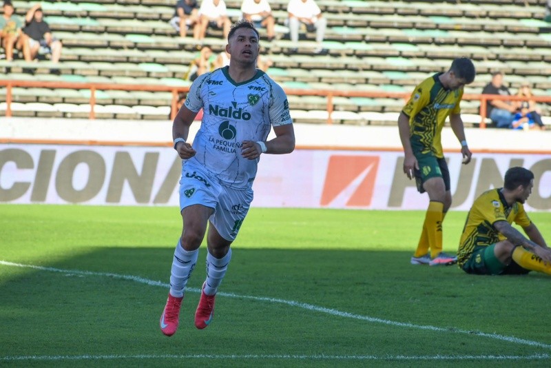 Iván Morales descontó para Sarmiento aprovechando un rebote de un ataque formulado por él mismo. Iván Morales descontó para Sarmiento aprovechando un rebote de un ataque formulado por él mismo.