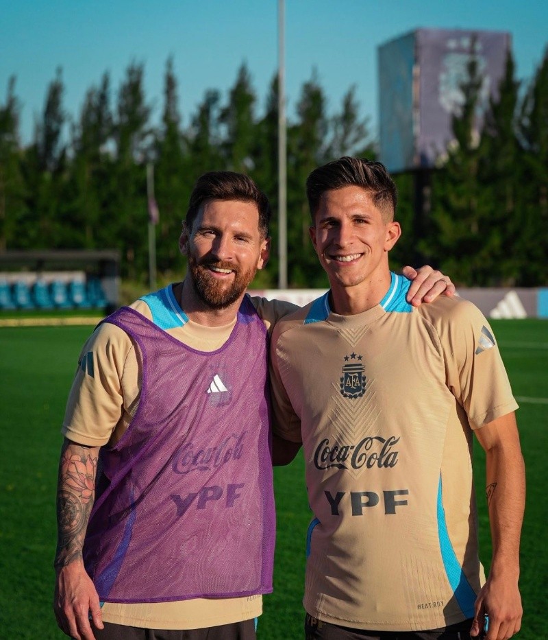Giuliano Simeone, hijo del 'Cholo', rendido ante Lionel Messi. Giuliano Simeone, hijo del 'Cholo', rendido ante Lionel Messi.