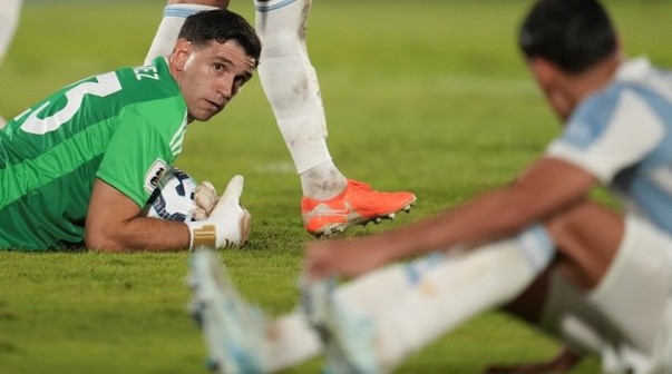 Un campeón del Mundo sepultó a Dibu Martínez: 