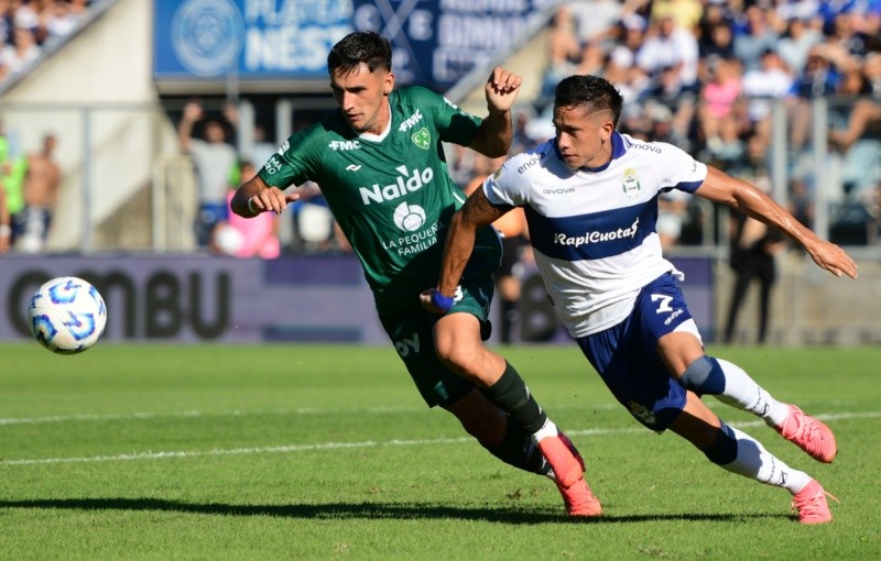 Con un menos, Gimnasia defendió el empate ante Sarmiento en La Plata Con un menos, Gimnasia defendió el empate ante Sarmiento en La Plata