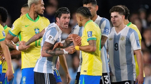 El inesperado gesto de De Paul con Raphinha tras el Argentina-Brasil
