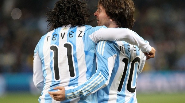 Carlos TEVEZ celebra su gol con Messi durante el partido de la Copa Mundial de Futbol 2010 por octavos de final contra la seleccion de Mexico disputado en el estadio Soccer city de Johannesburgo, Sudafrica.  27 de Junio de 2010. (Foto: Fotobaires/Andres Kudacki)