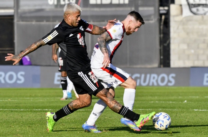 El palito de Iker Muniain a Riestra tras el empate con San Lorenzo El palito de Iker Muniain a Riestra tras el empate con San Lorenzo