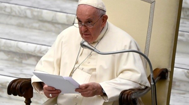 Un grande de Francia homenajeó al Papa Francisco con una bandera de Argentina en la tribuna