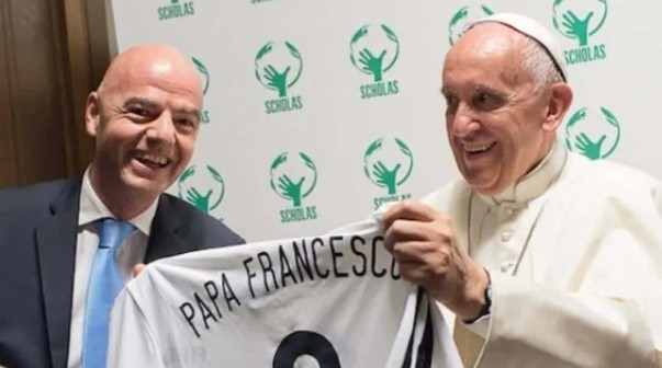 La sentida despedida del Presidente de la FIFA al Papa Francisco: 
