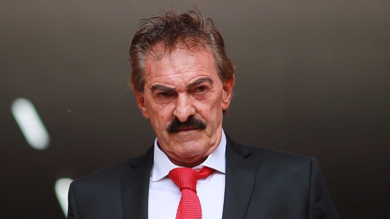Ricardo La Volpe: “FIFA debió buscar tener dos árbitros, que cada uno dirija en cada mitad de la cancha Ricardo La Volpe: “FIFA debió buscar tener dos árbitros, que cada uno dirija en cada mitad de la cancha