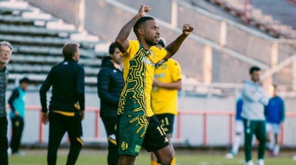 Aldosivi se hizo fuerte de local ante Banfield y salió del fondo
