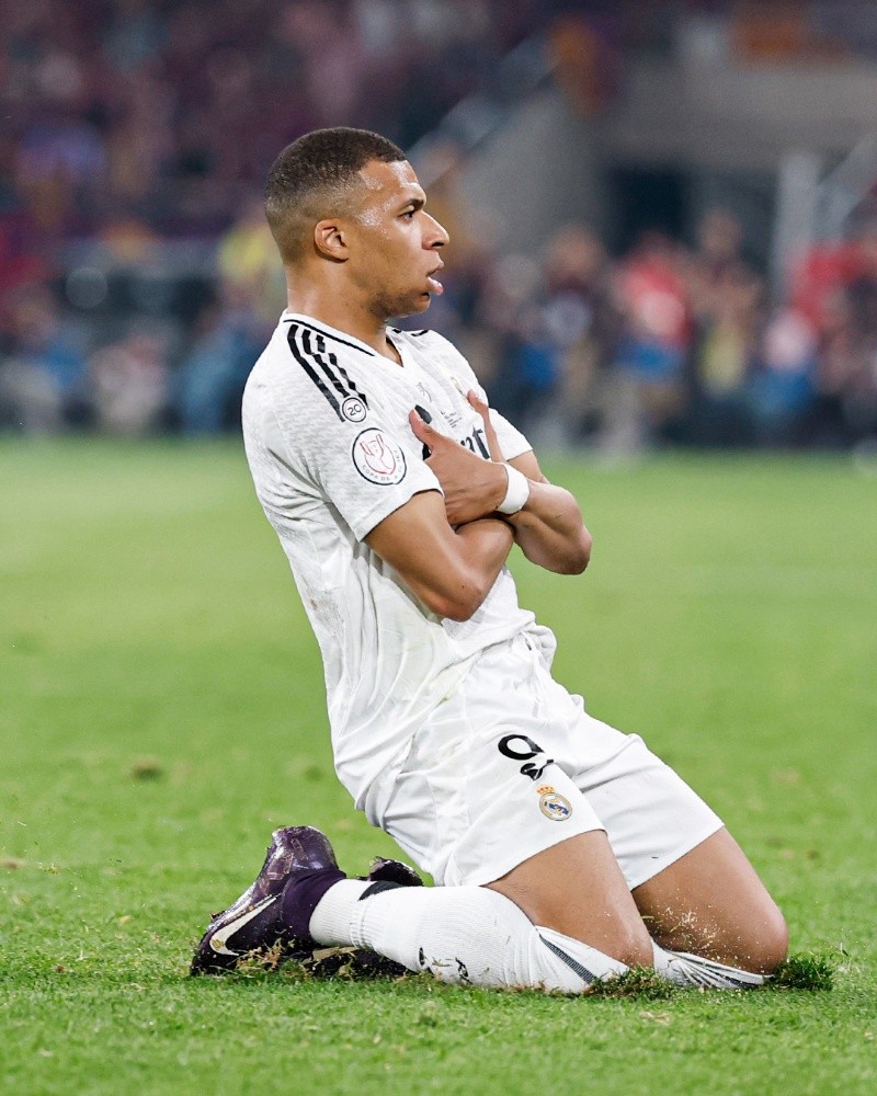 Mbappé se encargó del tiro libre y, con un fino tiro al palo de Wojciech Szczesny, empató el partido con un golazo Mbappé se encargó del tiro libre y, con un fino tiro al palo de Wojciech Szczesny, empató el partido con un golazo
