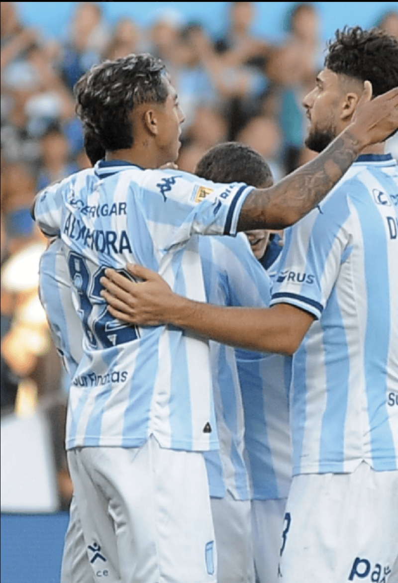 Racing le ganó a Newell's con uno menos y lo eliminó de los playoffs Racing le ganó a Newell's con uno menos y lo eliminó de los playoffs