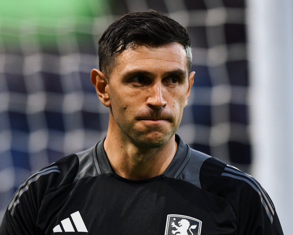 El DT del Aston Villa, tajante sobre el futuro del Dibu Martínez: 