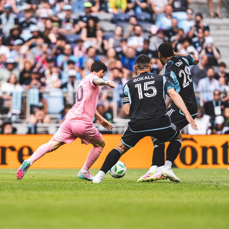 Lionel Messi recibió el pase de Jordi Alba, con un control en el área encontró su espacio y definió cruzado con un golazo para el descuento. Lionel Messi recibió el pase de Jordi Alba, con un control en el área encontró su espacio y definió cruzado con un golazo para el descuento.