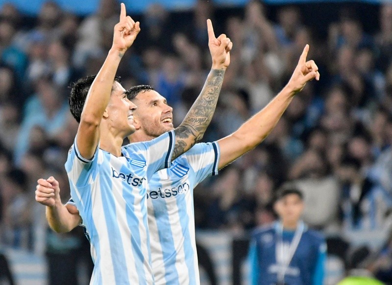 Racing goleó contundentemente a Colo Colo y avanzó a Octavos de la Copa Libertadores Racing goleó contundentemente a Colo Colo y avanzó a Octavos de la Copa Libertadores