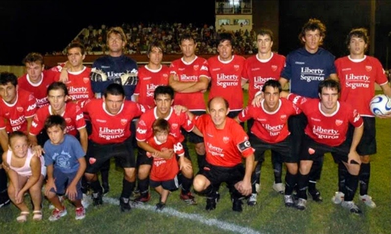 De izquierda a derecha. ARRIBA: Ulises Lautre, Diego Musco, Marcelo Álvarez, Sebastián Hauche, Jorge Angiulli, Diego Cuello, José Maxwell, Juan Vallejos y Víctor Cañas. ABAJO: Cristian Navarro, 'Chano' Ruiz, Luciano Villarreal, Claudio Roldán, Ricardo Bochini, Dante Zírpoli y Emilio Miramón. Foto: Gentileza Diario La Mañana. De izquierda a derecha. ARRIBA: Ulises Lautre, Diego Musco, Marcelo Álvarez, Sebastián Hauche, Jorge Angiulli, Diego Cuello, José Maxwell, Juan Vallejos y Víctor Cañas. ABAJO: Cristian Navarro, 'Chano' Ruiz, Luciano Villarreal, Claudio Roldán, Ricardo Bochini, Dante Zírpoli y Emilio Miramón. Foto: Gentileza Diario La Mañana.