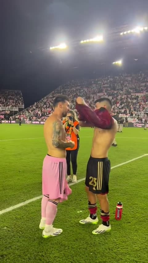El momento en el que Almada y Messi cambiaron sus camisetas El momento en el que Almada y Messi cambiaron sus camisetas